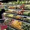 Giá hàng hóa, thực phẩm tại các chợ và siêu thị tiếp đà “hạ nhiệt” nhằm san sẻ áp lực với người tiêu dùng. (Ảnh: Việt Anh/Vietnam+)
