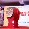 Bà Audrey Azoulay, Tổng Giám đốc Tổ chức Giáo dục, Khoa học và Văn hóa Liên hợp quốc (UNESCO) đánh hồi trống khai giảng năm học 2022-2023. (Ảnh: Hoài Nam/Vietnam+) 