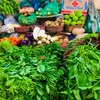 Giá xăng đã giảm về mức thấp nhất từ đầu năm nhưng các mặt hàng thực phẩm như rau xanh, thịt, cá... chưa ghi nhận mức giảm tương xứng. (Ảnh: Việt Anh/Vietnam+)