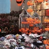 Các sản phẩm đồ chơi Halloween mang hai màu sắc chủ đạo là cam và đen. (Ảnh: Việt Anh/Vietnam+)