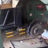 [Video] Xe tải lao vào nhà dân, chủ nhà thoát chết trong gang tấc
