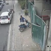 [Video] Hà Nội: Ô tô mất lái, cán qua người đang lái xe máy sang đường