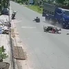 Nam Định: Xe máy dừng giữa đường bị xe tải húc văng từ phía sau