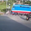 Nam Định: Tàu hỏa đâm văng xe máy, hai người tử vong tại chỗ