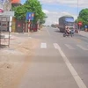 Quảng Bình: Qua đường không chú ý, xe đạp điện bị xe tải húc văng