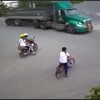 [Video] Tây Ninh: Cậu bé lớp 4 thoát chết trước đầu xe container