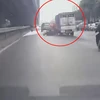 Hà Nội: Tài xế xe tải gây sốc khi húc ngã người đi xe máy rồi bỏ trốn