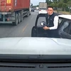 [Video] Nam tài xế "hổ báo" tạt đầu, chặn xe ôtô rồi đe dọa, chửi bới