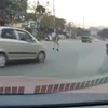 Khoảnh khắc người đàn ông suýt chết trước mũi ôtô vì sang đường bất cẩn