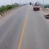 [Video] Ôtô đánh lái khiến hai người đi xe máy ngã nhào rồi bỏ chạy