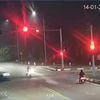 [Video] Xe máy bị ôtô đâm văng vì cố vượt đèn đỏ, 2 người tử vong