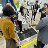 Quản lý của Daeshin MC giới thiệu Solecheck với những người tham dự sự kiện GreenEnerTEC 2024. (Nguồn: KakaoTalk) 