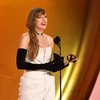 Tại lễ trao giải Grammy 2024, Taylor Swift đã vượt qua nhiều tên tuổi "nặng ký" để lập kỷ lục là nghệ sĩ giành nhiều "Album của năm" nhất trong lịch sử giải thưởng, lần này là với album "Midnights". (Nguồn: AFP/TTXVN). 