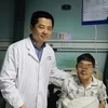 Người đàn ông nôn ra khối u đã phải vào viện điều trị sau trải nghiệm có một không hai. (Nguồn: Oriental Daily)