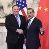 Ngoại trưởng Trung Quốc Vương Nghị (phải) và người đồng cấp Mỹ Mike Pompeo tại Bắc Kinh. (Nguồn: AFP/ TTXVN)