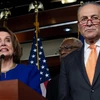 Chủ tịch Hạ viện Mỹ Nancy Pelosi (trái, phía trước) và lãnh đạo phe thiểu số tại Thượng viện Chuck Schumer (phải) tại Washington. (Ảnh: AFP/TTXVN)