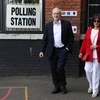 Lãnh đạo Công đảng Anh Jeremy Corbyn (trái) sau khi bỏ phiếu bầu Nghị viện châu Âu (EP) tại London (Ảnh: AFP/TTXVN)