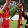 Steven Gerrard cùng HLV Rafa Benitez nâng cúp vô địch năm 2005. (Ảnh: Sky Sports)