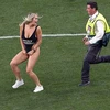 Cô gái gây náo loạn sân vận động khi trận chung kết Champions League đang diễn ra. (Ảnh: EPA)