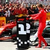 Sebastian Vettel "cướp" biển hiệu dành cho người về nhất của Lewis Hamilton. (Ảnh: Getty)