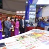 Tổng giám đốc TTXVN Nguyễn Đức Lợi xem gian trưng bày các ấn phẩm của TTXVN tại Hội báo toàn quốc 2019. (Ảnh: Minh Quyết – TTXVN)