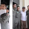 John Low (áo trắng) chụp ảnh cùng những phi công Singapore đã giải cứu ông. (Ảnh: Facebook) 