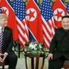 Tổng thống Mỹ Donald Trump và nhà lãnh đạo Triều Tiên Kim Jong-un trong cuộc gặp thượng đỉnh tại Hà Nội. (Ảnh: AFP/ TTXVN) 
