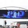 Biển quảng cáo của Manchester City đặt ngay cạnh sân Old Trafford. (Ảnh: Daily Mail) 