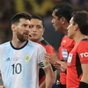 Messi trao đổi với các trọng tài trong trận gặp Brazil. (Ảnh: Getty)