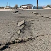 Một tuyến đường bị phá hủy do động đất ở Ridgecrest, California. (Ảnh: CNN/TTXVN) 