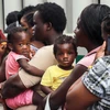 Người di cư chờ được cấp giấy tờ tại Cơ quan di trú quốc gia Mexico ở Tapachula. (Ảnh: AFP/TTXVN) 