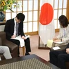 Ngoại trưởng Taro Kono làm việc với Đại sứ Nam Gwan-pyo. (Ảnh: Nikkei)