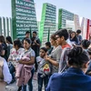 Người di cư bị trục xuất khỏi Mỹ tập trung tại khu vực biên giới Mỹ-Mexico. (Ảnh: AFP/TTXVN) 