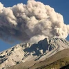 Núi lửa Ubinas phun trào. (Ảnh: DW)