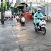 Người dân Thái Lan đi xe máy trên vỉa hè. (Ảnh: Thaiger) 