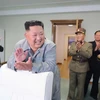 Nhà lãnh đạo Triều Tiên Kim Jong-un sau khi giám sát vụ thử vũ khí tại Wonsan ngày 25/7. (Ảnh: Yonhap/TTXVN)