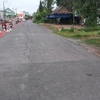 Quốc lộ 91 đoạn đi qua ấp Bình Tân, xã Bình Mỹ, huyện Châu Phú, tỉnh An Giang xuất hiện vết rạn nứt có nguy cơ sạt lở xuống Sông Hậu. (Ảnh: Công Mạo/TTXVN) 