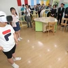 Học sinh tại Daesong-dong sử dụng kính thực tế ảo. (Ảnh: KT)