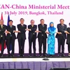 Ngoại trưởng Trung Quốc Vương Nghị chụp ảnh cùng ngoại trưởng các nước ASEAN. (Ảnh: Reuters) 