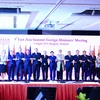 Bộ trưởng các nước tham gia EAS lần thứ 9 chụp ảnh chung. Ảnh: (Hữu Kiên/TTXVN)