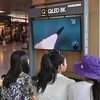 Người dân Hàn Quốc theo dõi thông tin về vụ phóng thử của Triều Tiên qua màn hình vô tuyến tại Seoul. (Ảnh: AFP/TTXVN) 