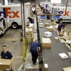 Một trung tâm chuyển phát đường bộ của FedEx. (Ảnh: AP)