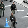 Cảnh sát điều tra hiện trường vụ nổ ở Bangkok. (Ảnh: AFP/TTXVN)