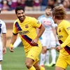 Antoine Griezmann cùng Luis Suarez ăn mừng sau khi Barcelona mở tỷ số. (Ảnh: Fox Sports)