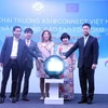 Các đại biểu thực hiện nghi thức khai trương dự án Asi@Connect tại Việt Nam. (Ảnh: TTXVN phát) 