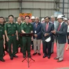 Thiếu tướng Hoàng Đăng Nhiễu, Phó Tư lệnh Bộ đội Biên phòng Việt Nam bấm nút tại lễ cắt thép khởi công dự án. (Ảnh: Huy Lê/TTXVN) 