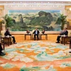 Thủ tướng Trung Quốc Lý Khắc Cường tiếp các ngoại trưởng của Hàn Quốc và Nhật Bản. (Ảnh: Reuters)