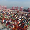 Hàng hóa được xếp tại cảng ở Thượng Hải, Trung Quốc. (Ảnh: THX/ TTXVN) 