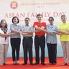 Đại sứ Indonesia, Thái Lan, Philippines, Việt Nam, Malaysia và Myanmar thể hiện tình đoàn kết đặc biệt trong “Ngày gia đình ASEAN 2019” tại Cộng hòa Séc. (Ảnh: Trần Hiếu/TTXVN) 