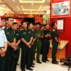 Cán bộ, chiến sỹ lực lượng vũ trang Quân khu 7 nghe giới thiệu về Di chúc của Chủ tịch Hồ Chí Minh. (Ảnh: Xuân Khu/TTXVN)
